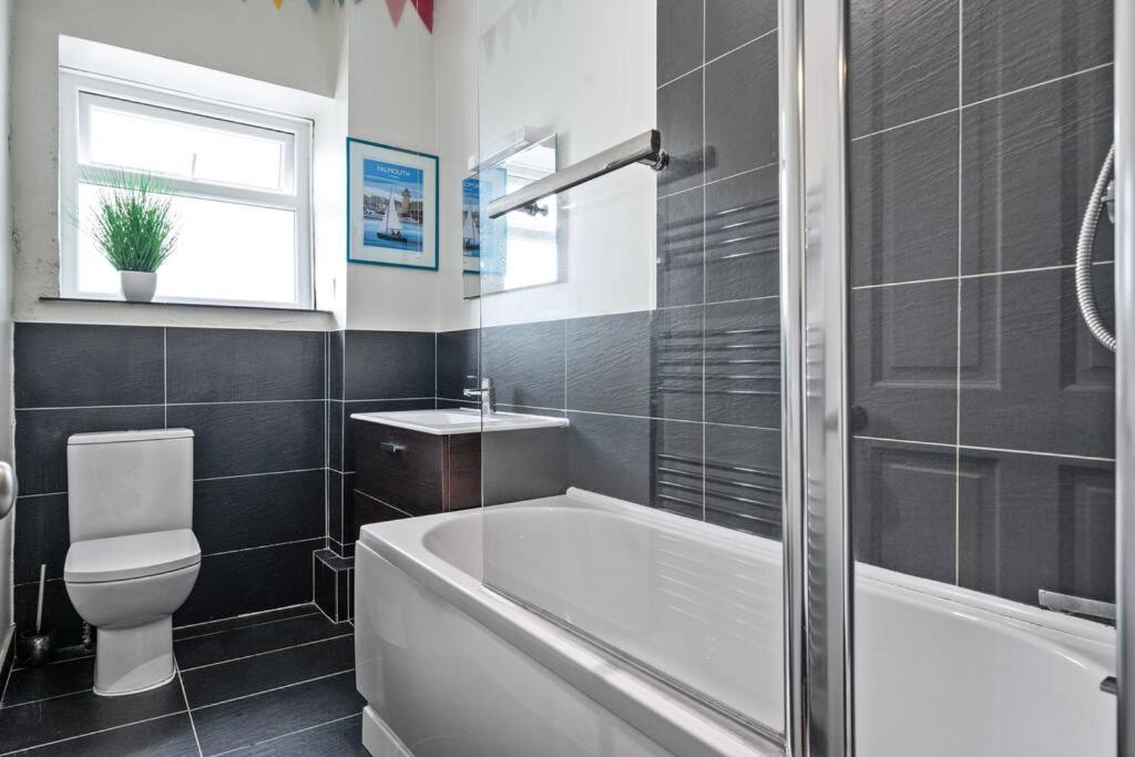 Pendennis - Bright Victorian Flat, Sea Views & Close To Beach Falmouth Luaran gambar
