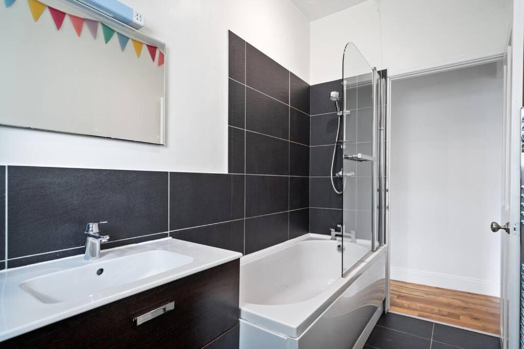 Pendennis - Bright Victorian Flat, Sea Views & Close To Beach Falmouth Luaran gambar